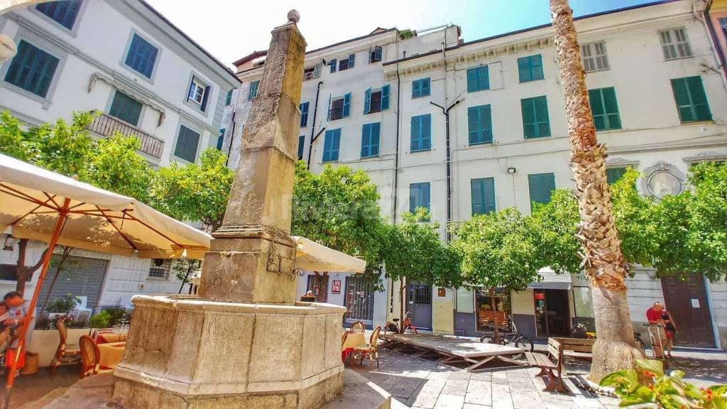 Ett torg i centrala Sanremo med palmer och uteserveringar